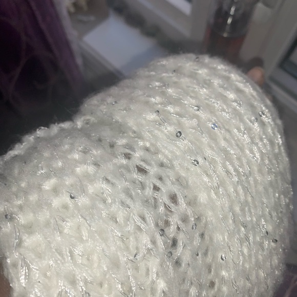 White scarfs - Picture 2 of 3